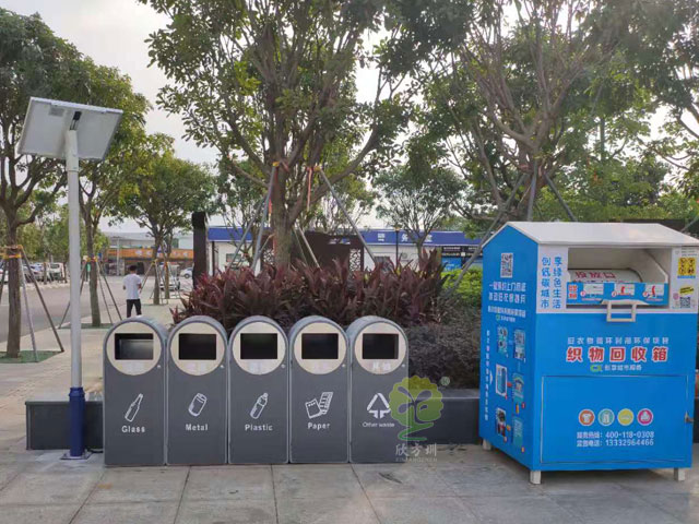 新款多分類(lèi)果皮箱垃圾分類(lèi)收集容器太陽(yáng)能供電,智能滿溢功能通過(guò)平臺(tái)遠(yuǎn)程終端提醒